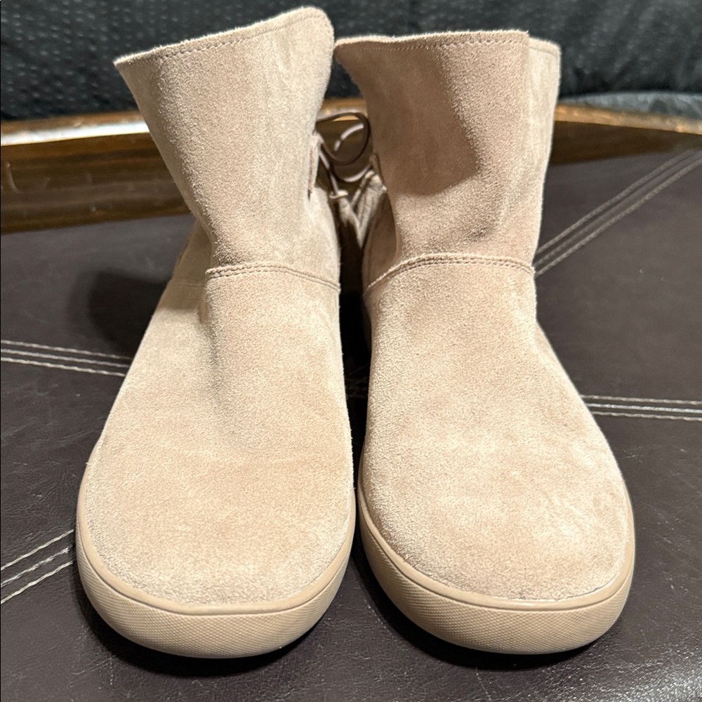 Koolaburra Women's Beige Suede Ankle Booties NWOT - Picture 2 of 7